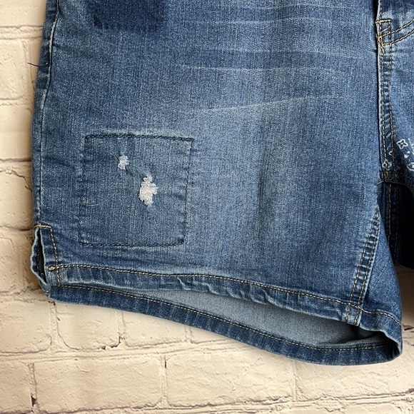 New Directions Printed Denim Shorts - Picture 4 of 16